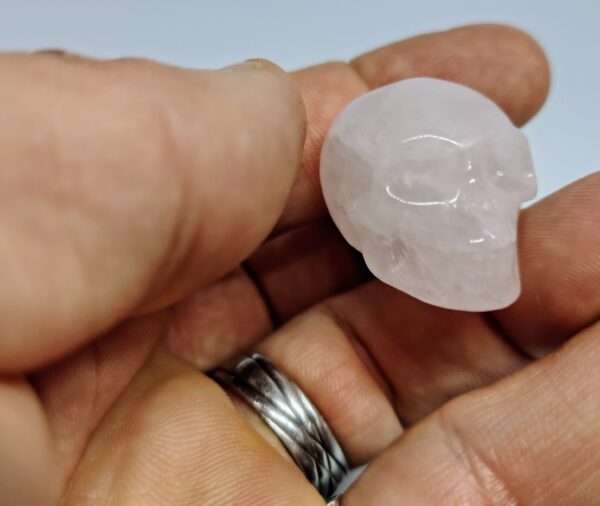 Crâne de cristal en quartz rose